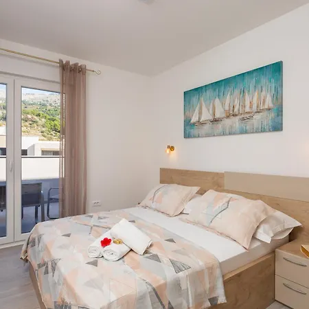Mintos Luxury Apartmán Podstrana